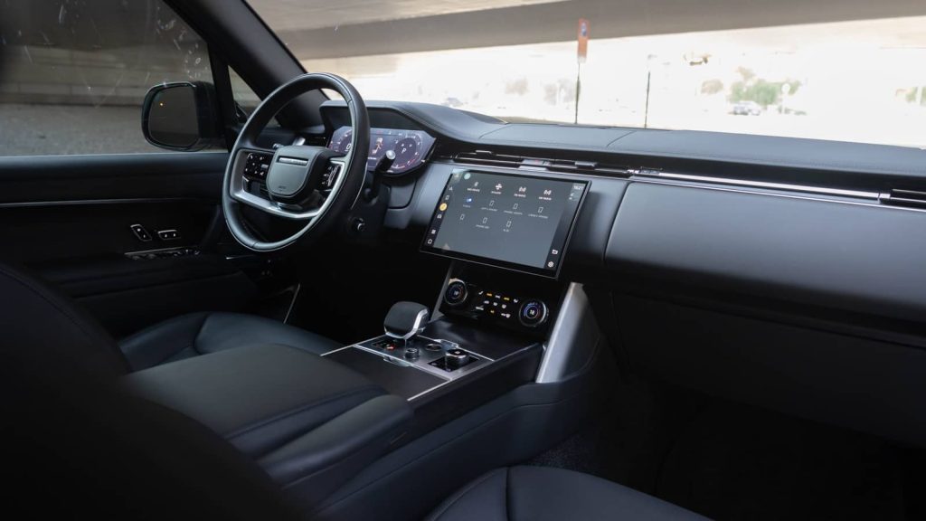 Rent Auto Range Rover HSE p530 Vogue in Dubai photo 05 | VERADRIVE